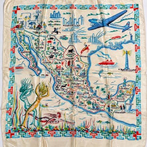 Pode incluir: Um lenço quadrado de seda na cor creme com um mapa colorido do México. O design inclui ilustrações de um avião azul, um navio vermelho, um farol, silhuetas de cidades e figuras de sereias. Uma borda geométrica vermelha e azul emoldura o mapa.
