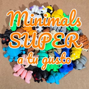 May include: A collection of colorful, 3D printed miniature animal figurines. The figurines are arranged in a circle on a brown surface. The text "Minimales SUPER a tu gusto" is visible in the image.