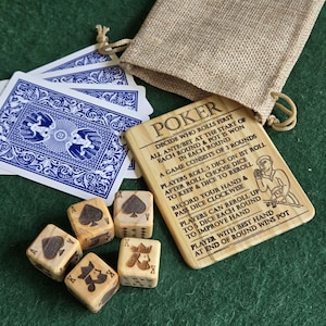 Könnte beinhalten: Ein Pokerset mit Spielkarten, Würfeln und einer Spielanleitung aus Holz. Die Karten haben ein blau-weißes Design. Die Würfel sind aus Holz mit Symbolen. Eine Jutetasche ist enthalten.