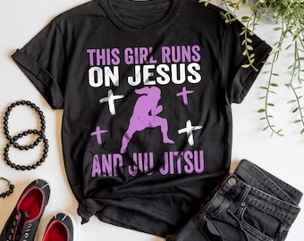 Camiseta "Esta chica corre con Jesús y Jiu Jitsu", entrenadora cristiana de artes marciales, ropa de BJJ basada en la fe para mujeres, camiseta cristiana para niñas