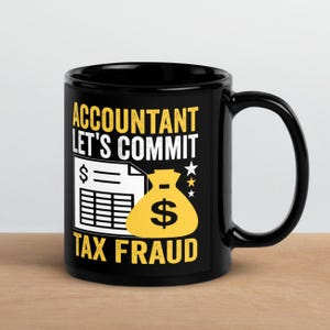 Puede incluir: Taza de cerámica negra con el texto "ACCOUNTANT LET'S COMMIT TAX FRAUD" en amarillo y blanco. El diseño incluye un gráfico de hoja de cálculo, una bolsa de dinero y estrellas. La taza tiene un asa negra y un acabado brillante.
