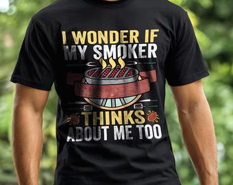 Camiseta "Me pregunto si mi fumador también piensa en mí", regalo divertido para papá, chiste divertido para una fiesta de parrilla, regalo de cumpleaños para un abuelo jubilado.