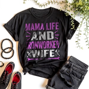 Camiseta unisex de manga corta con texto en inglés "Mamá, esposa, herrero". Divertida camiseta familiar de trabajador de la construcción. Orgulloso herrero.