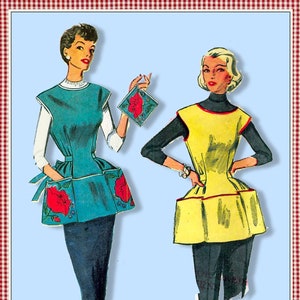 Puede incluir: Dos mujeres con delantales de estilo vintage. La mujer de la izquierda lleva un delantal azul con detalles florales rojos y la mujer de la derecha lleva un delantal amarillo con ribete rojo.