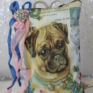 PERRO PUG PARISINO - Bolsita de lavanda - Almohada - Estilo shabby chic - Postal francesa vintage - Sellos de París - Rosas - Dije de diamantes de imitación - Cinta - Seda - Un dulce regalo