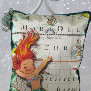 SIRENITA DE ENSUEÑO - Bolsita de lavanda - Almohada - Decoración costera y playera - Sirena de mediados de siglo - Seda estampada a mano - Amuleto brillante - Dulce regalo
