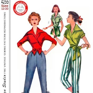 Peut inclure: Reproduction de patron de couture vintage avec des illustrations de vêtements pour femmes. Les modèles comprennent un haut portefeuille à pois rouges avec un pantacourt bleu et un haut rayé vert avec un pantalon assorti. Le patron est étiqueté "4255" et "Taille 12-20".