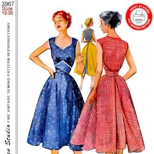Könnte beinhalten: Vintage-Nähmuster-Reproduktion für ein ärmelloses Kleid mit einem taillierten Oberteil und einem weiten Rock. Das Muster ist für die Größen 12-20 und stammt aus dem Jahr 1952. Das Bild zeigt zwei Frauen, die das Kleid in verschiedenen Stoffen tragen, eine in einem blauen Polka-Dot-Druck und die andere in einem rot-weiß karierten Stoff.