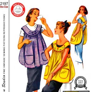 以下が含まれることがあります： 女性がエプロンを着用しているイラストが描かれた、ヴィンテージの裁縫パターン複製。エプロンは黄色や紫など様々な色で、ポケットのディテールがあります。画像には「Farfalla Design Studio」と「Vintage 1957 Authentic」の文字が含まれています。