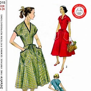 Puede incluir: Reproducción de patrón de costura vintage con tres diseños de vestidos. Los diseños incluyen un vestido a cuadros verdes, un vestido rojo con ribete blanco y un vestido azul. El patrón está etiquetado como "4015" y "Talla 14-24". El texto "Farfalla Design Studio" también es visible.