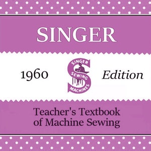 Può includere: Una copertina di libro rosa e bianca con il titolo "SINGER 1960 Edition Teacher's Textbook of Machine Sewing" e un logo con una "S" stilizzata con le parole "Singer Sewing Machines".