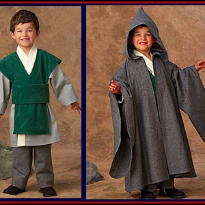 Puede incluir: Dos niños pequeños vistiendo diferentes disfraces. El niño de la izquierda lleva una túnica gris con una faja verde y un cuello blanco. El niño de la derecha lleva una túnica gris con capucha.