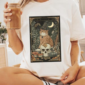 Maglietta con i Tarocchi del Gatto Stregone Comfort Colors®, Maglietta con il Gatto Mago, Maglietta con i Funghi in Stile Gothic Cottagecore, Regalo per gli Amanti dei Gatti con i Tarocchi