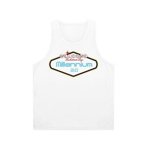 Puede incluir: Camiseta sin mangas blanca con un gráfico que dice "WELCOME Backstreet Boys Millennium 2.0" en azul, negro y rojo. El diseño tiene forma de diamante.