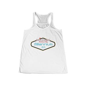 Op de afbeelding: Witte tanktop met een grafisch ontwerp. Het ontwerp toont de tekst "WELCOME Backstreet Boys Millennium 2.0" in een gestileerd lettertype, met een ster en een ruit.