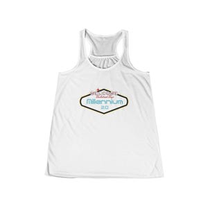 Puede incluir: Camiseta sin mangas blanca con diseño de espalda deportiva. La parte delantera presenta un logotipo con el texto "WELCOME Backstreet Boys Millennium 2.0" en estilo retro, con contorno negro y esquema de color azul claro y rojo.