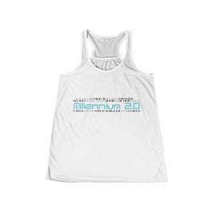 Op de afbeelding: Witte racerback tanktop met de tekst "Millennium 2.0" in een lichtblauwe, retro lettertype. Boven de tekst staat een regel met kleinere tekst. De tanktop heeft een ronde hals en een racerback ontwerp.
