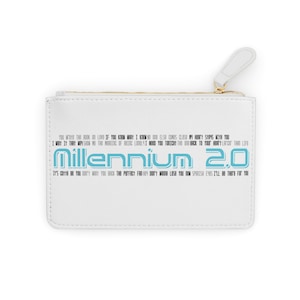 Puede incluir: Bolsa blanca con cremallera con un gráfico azul y blanco que dice "Millennium 2.0" y letras de la canción "Millennium" de la banda "Backstreet Boys".