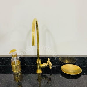 Keukenkraan ongelakt messing, enkel gat koud water, traditionele kruisgrepen