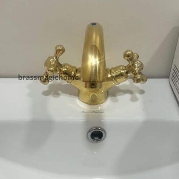 Einloch-Waschbecken-Wasserhahn aus unlackiertem Messing mit doppelten einfachen Kreuzgriffen