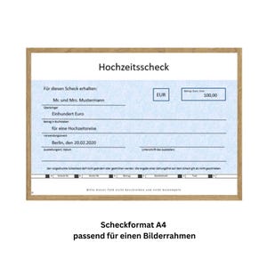 Könnte beinhalten: Ein rechteckiger Hochzeitscheck im A4-Format in einem Holzrahmen mit hellblauem Musterhintergrund. Der Text lautet Hochzeitscheck, Mr. und Mrs. Mustermann, Einhundert Euro, für eine Hochzeitsreise, Berlin, den 20.02.2020, sowie Scheckformat A4 passend für einen Bilderrahmen.