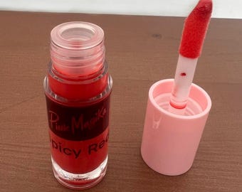 Brillo labial natural con voluminizador de labios – Spicy Red – Brillo hidratante, de alto brillo, duradero y humectante en varios colores / Vegano