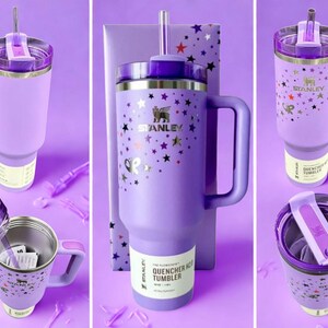 Op de afbeelding: Een verzameling lavendelkleurige Stanley Quencher H2.0 FlowState-bekers met handvatten, deksels en rietjes. De bekers zijn versierd met gouden sterren en het Stanley-logo. De tekst "QUENCHER H2.0 TUMBLER" is zichtbaar op het label.