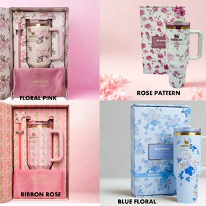 Puede incluir: Una colecci&oacute;n de tazas y vasos Stanley con motivos florales, presentados en cajas de regalo. Las tazas y vasos presentan dise&ntilde;os florales rosas, azules y blancos. Cada juego incluye una taza o vaso, una pajita y una bolsa de terciopelo rosa. Las cajas llevan las etiquetas "Floral Pink", "Rose Pattern", "Ribbon Rose" y "Blue Floral".