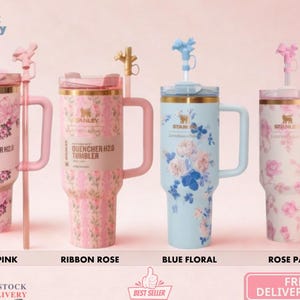 Puede incluir: Cuatro vasos Stanley Quencher H2.0 con dise&ntilde;os florales. Los vasos son de color rosa, azul claro y blanco, con asas y pajitas a juego. Cada vaso presenta un patr&oacute;n floral diferente, incluyendo rosas y cintas.
