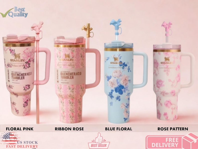 Puede incluir: Cuatro vasos Stanley Quencher H2.0 con dise&ntilde;os florales. Los vasos son de color rosa, azul claro y blanco, con asas y pajitas a juego. Cada vaso presenta un patr&oacute;n floral diferente, incluyendo rosas y cintas.