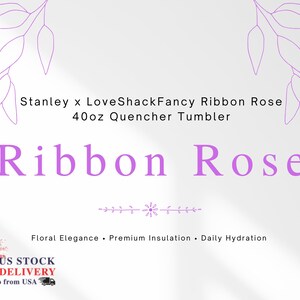 Może przedstawiać: Białe tło z napisem "Ribbon Rose" dużą, jasnofioletową czcionką. Tekst "Stanley x LoveShackFancy Ribbon Rose 1.18L Quencher Tumbler" znajduje się nad gł&oacute;wnym tekstem. Poniżej znajdują się słowa "Floral Elegance &bull; Premium Insulation &bull; Daily Hydration".