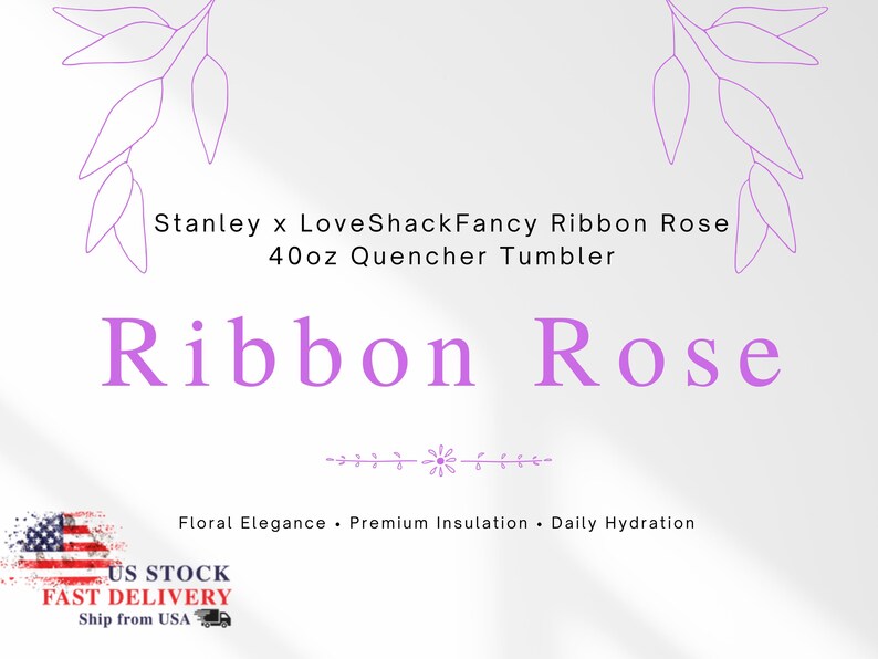 Może przedstawiać: Białe tło z napisem "Ribbon Rose" dużą, jasnofioletową czcionką. Tekst "Stanley x LoveShackFancy Ribbon Rose 1.18L Quencher Tumbler" znajduje się nad gł&oacute;wnym tekstem. Poniżej znajdują się słowa "Floral Elegance &bull; Premium Insulation &bull; Daily Hydration".