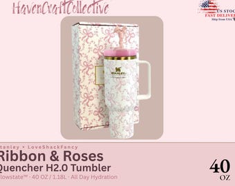 Vaso térmico Stanley LoveShackFancy Quencher H2.0 / 1,187 ml (40 oz) con lazos rosas florales y diseño de celosía.
