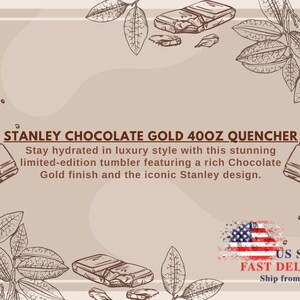 Może przedstawiać: Beżowa grafika z tekstem "STANLEY CHOCOLATE GOLD 400Z QUENCHER". Tekst opisuje limitowany kubek z czekoladowo-złotym wykończeniem. Obraz zawiera r&oacute;wnież flagę USA i tekst "US STOCK FAST DELIVERY".