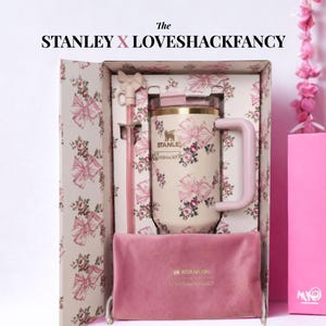 Puede incluir: Un juego de regalo Stanley x Loveshackfancy con una taza con estampado floral con asa rosa, pajita y una bolsa de terciopelo rosa. El juego se presenta en una caja con un dise&ntilde;o floral a juego y el texto "The STANLEY X LOVESHACKFANCY".