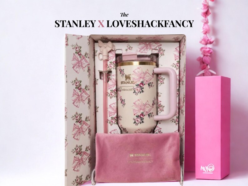 Puede incluir: Un juego de regalo Stanley x Loveshackfancy con una taza con estampado floral con asa rosa, pajita y una bolsa de terciopelo rosa. El juego se presenta en una caja con un dise&ntilde;o floral a juego y el texto "The STANLEY X LOVESHACKFANCY".