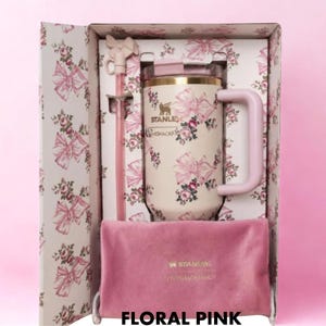 Puede incluir: Un termo Stanley rosa floral con pajita y asa a juego, presentado en una caja decorativa. El termo tiene un fondo crema con estampados florales rosas. Se incluye una bolsa de terciopelo rosa. La caja y el termo est&aacute;n etiquetados "Floral Pink".