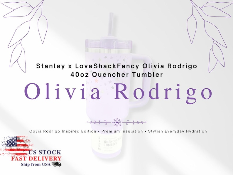 Op de afbeelding: Een lichtpaarse 1,18L Quencher Tumbler met een handvat en een rietje. De tumbler heeft een sterrenpatroon en de naam "Olivia Rodrigo" wordt weergegeven. De tekst "Stanley x LoveShackFancy" is ook zichtbaar.