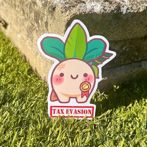 Puede incluir: Una pegatina con un personaje de dibujos animados parecido a un rábano, con pelo verde en forma de hojas, mejillas rosadas y una medalla. La pegatina tiene el texto "TAX EVASION" en un rectángulo rojo. Sobre hierba verde.
