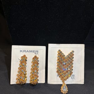 Vintage Kramer Brosche mit blassblauen und goldfarbenen Strasssteinen auf Originalkarten, 1940er Jahre (48)