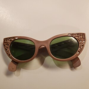 Vintage Sunglasses 1960s Cateye Shape By Polaroid mauve Rockabilly image 4
