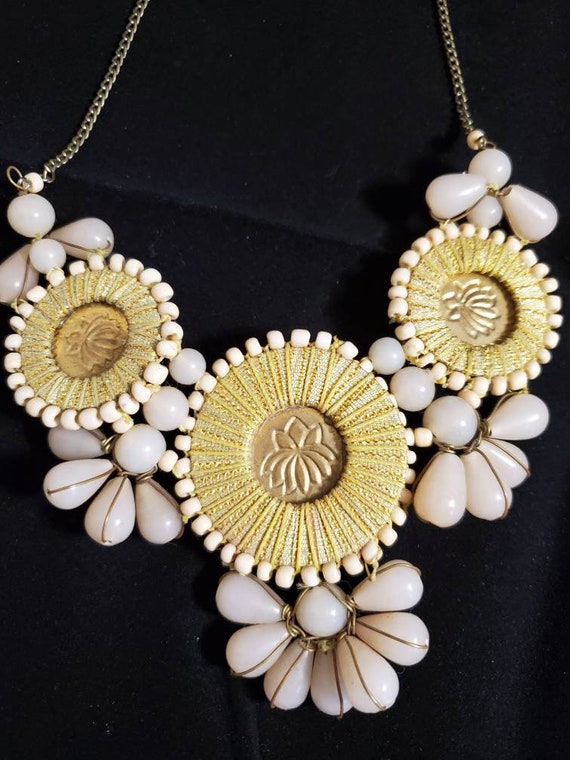 Vintage flower necklace peach gold - image 3