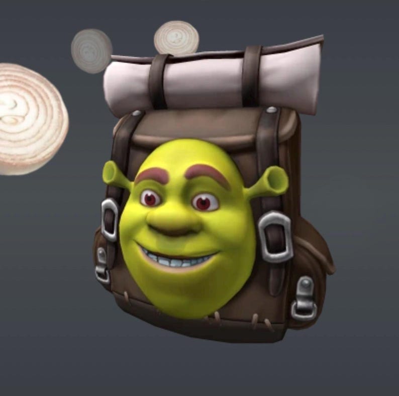 Puede incluir: Una mochila marr&oacute;n con una cara de Shrek adjunta. La mochila tiene un saco de dormir blanco enrollado en la parte superior y hebillas plateadas. La cara de Shrek es verde con ojos rojos y una amplia sonrisa. La mochila es de estilo caricatura.