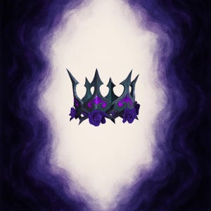 Op de afbeelding: Een donkere kroon met scherpe punten en paarse accenten, versierd met paarse rozen. De kroon heeft een gotische uitstraling, tegen een paars en witte achtergrond.