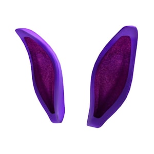Könnte beinhalten: Zwei violette Hasenohren mit strukturiertem, dunkelviolettem Innenraum. Die Ohren sind aufrecht und leicht gebogen, vor einem schlichten weißen Hintergrund. Die Ohren sind wahrscheinlich Teil eines Kostüms oder Zubehörs.