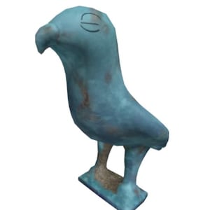 Könnte beinhalten: Eine tealblaue Keramik-Vogelfigur mit einem detaillierten Auge und einer strukturierten Oberfläche. Der Vogel steht auf einem Sockel mit einer rauen, braunen Textur.