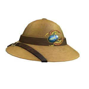 Könnte beinhalten: Beigefarbener Safarihut mit braunem Band und Kinnriemen. Der Hut hat ein dekoratives blau-goldenes Skarabäus-Emblem auf der Vorderseite. Er hat eine breite Krempe und eine abgerundete Krone, ideal für den Sonnenschutz.