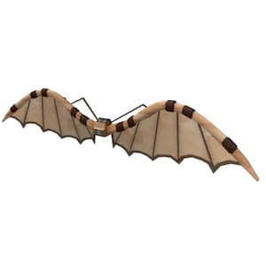 Puede incluir: Accesorio de disfraz de alas de murciélago en tonos beige y marrón. Las alas son de un material beige claro con detalles marrón oscuro y un cuerpo central. La envergadura es de unos 76 cm.