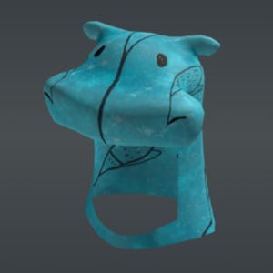 Könnte beinhalten: Ein hellblauer Hut in Form eines Nilpferds mit schwarzen Strichzeichnungen. Der Hut zeigt ein Nilpferdgesicht mit kleinen Ohren, Augen und einer Schnauze. Das Design umfasst schwarze Umrisse und einen Kinnriemen.