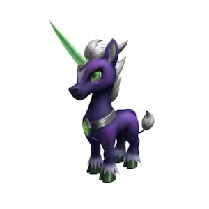 Könnte beinhalten: Ein stilisierter lila Einhorn mit einem grünen Horn und grünen Augen. Das Einhorn hat einen silbernen Kragen mit einem grünen Edelstein und weißem Haar. Die Hufe sind grün und weiß. Das Einhorn steht auf weißem Hintergrund.